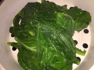 4、彩色皮冻,焯烫后的青菜捞起控去水分待用