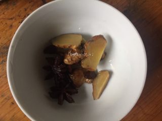 18、彩色皮冻,煮好后等自然下气后将八角和姜片捞出（这时压好的肉皮连同汤剩下约650g-700g）