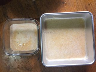 22、彩色皮冻,将搅拌好的黄色皮冻液倒入容器中