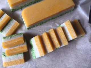 28、彩色皮冻,取出后的皮冻用刀切成小片