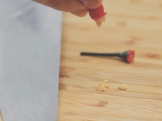 2、墨西哥鸡肉卷,揉搓辣椒,切头去籽。