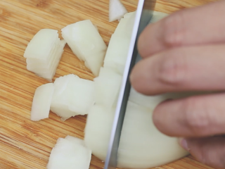 4、墨西哥鸡肉卷,洋葱切丁。