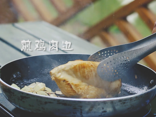 6、墨西哥鸡肉卷,下锅煎鸡肉正反面,鸡肉边也要煎。