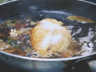 7、墨西哥鸡肉卷,加清水煮,加盐、塔可粉、孜然、胡椒粉。