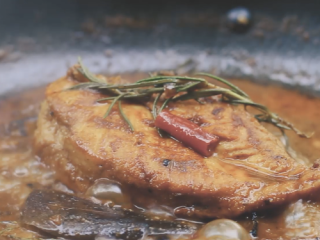 8、墨西哥鸡肉卷,煮至收汁。