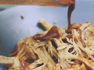 9、墨西哥鸡肉卷,滤出汤汁。鸡肉撕碎,淋上汤汁。