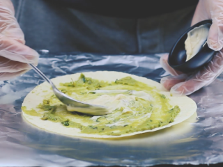 11、墨西哥鸡肉卷,在面皮上抹上牛油果酱、沙拉酱。