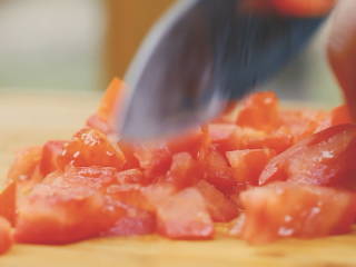 10、墨西哥鸡肉卷,番茄切丁,黄瓜切条,生菜切碎。