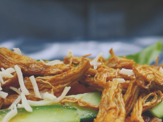 12、墨西哥鸡肉卷,摆上蔬菜和鸡丝,洒上芝士,卷起来。