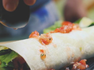 13、墨西哥鸡肉卷,最后洒上SASA酱。