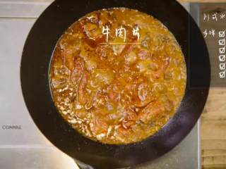 15、川式水煮牛肉,放入牛肉片，氽熟