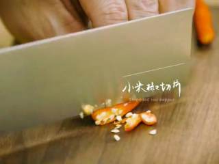 16、川式水煮牛肉,小米椒切碎，小农切末儿