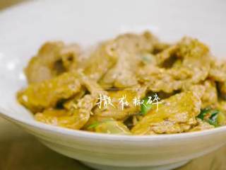 17、川式水煮牛肉,捞出牛肉片，撒辣椒碎