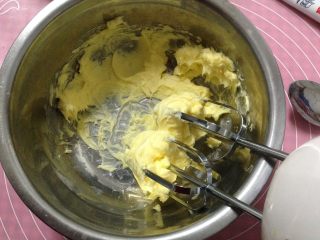 1、奶香曲奇,黄油软化,稍微打散