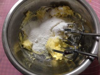 2、奶香曲奇,加入细砂糖、盐