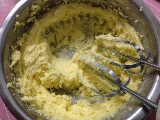 3、奶香曲奇,用电动打蛋器打发至发白