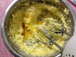 4、奶香曲奇,分次加入蛋液继续打发至蓬松