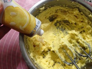 5、奶香曲奇,加入炼乳