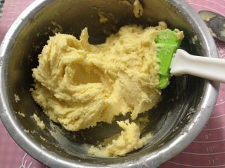 8、奶香曲奇,用刮刀拌匀