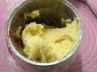 9、奶香曲奇,装入裱花袋（最好选择中号或者大号的花嘴）