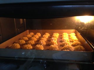 11、奶香曲奇,放入烤箱，中层、上下火约18-20分钟