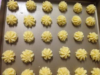 10、奶香曲奇,在烤盘上挤出自己喜欢的花型（烤箱预热180度）