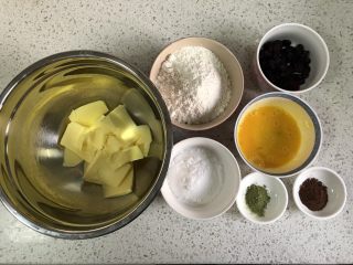 1、蔓越莓曲奇（原味&可可&抹茶）,准备好材料，蛋液打散，黄油室温软化。