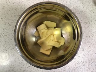 2、蔓越莓曲奇（原味&可可&抹茶）,黄油软化到可以用手指轻轻就按出凹陷即可。