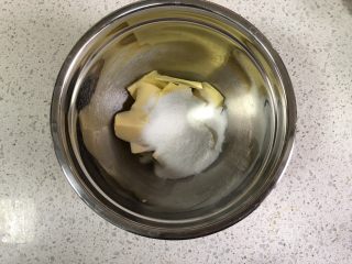 3、蔓越莓曲奇（原味&可可&抹茶）,糖粉一次性加入到软化好的黄油中。