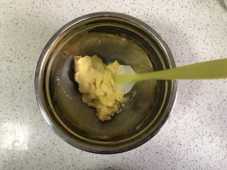 4、蔓越莓曲奇（原味&可可&抹茶）,用刮刀翻拌按压，使得糖粉完全被黄油吸收。