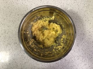 6、蔓越莓曲奇（原味&可可&抹茶）,这是打发好的蛋液黄油，均匀即可，不要过度打发。