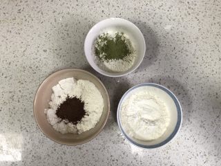 8、蔓越莓曲奇（原味&可可&抹茶）,低筋面粉分为三份，其中两份分别加入可可粉和抹茶粉。