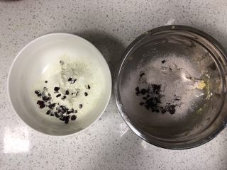 11、蔓越莓曲奇（原味&可可&抹茶）,将蔓越莓切碎，分成三份倒入三份面粉中。