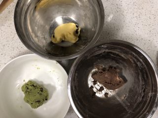 12、蔓越莓曲奇（原味&可可&抹茶）,用刮刀分别将三份面粉和黄油混合均匀，可以带上一次性手套抓捏均匀至无干面粉状态即可。