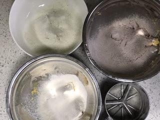 10、蔓越莓曲奇（原味&可可&抹茶）,将三份粉类分别过筛加入到三份黄油中。