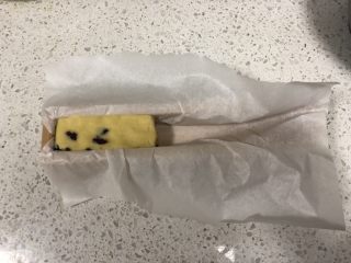 13、蔓越莓曲奇（原味&可可&抹茶）,将面团放入铺了油纸的长方体模具中，按压紧实。