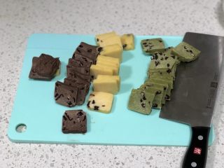 15、蔓越莓曲奇（原味&可可&抹茶）,取出冷冻好的面团，切成0.4cm的薄片。