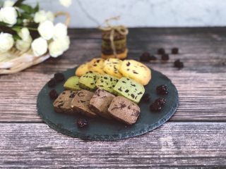 18、蔓越莓曲奇（原味&可可&抹茶）,烤好的曲奇放在晾凉网架上放凉即可。