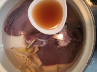 3、凉拌猪肝,放入料酒