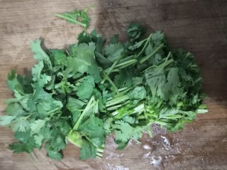 8、凉拌猪肝,把香菜洗干净，切段