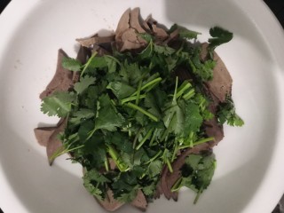 9、凉拌猪肝,把香菜，放入猪肝中