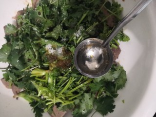 12、凉拌猪肝,放入米醋