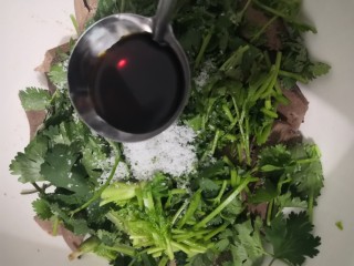 14、凉拌猪肝,放入生抽