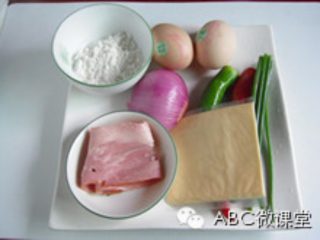1、鸡蛋披萨,准备材料