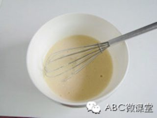 4、鸡蛋披萨,如图，加面粉、盐调成糊状