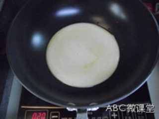 5、鸡蛋披萨,如图，倒进锅里