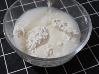 1、简单快手鸡蛋卷,60克面粉加120克水搅拌均匀