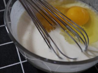 2、简单快手鸡蛋卷,加入鸡蛋搅拌均匀