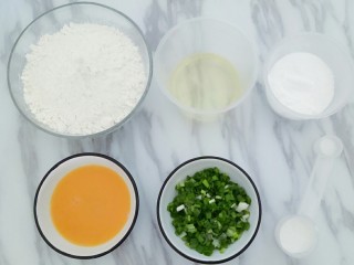 1、香葱桃酥,准备好材料