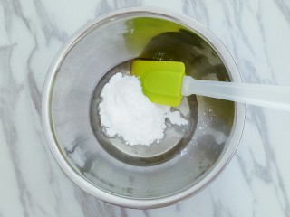 2、香葱桃酥,将玉米油、糖粉倒入打蛋盆中